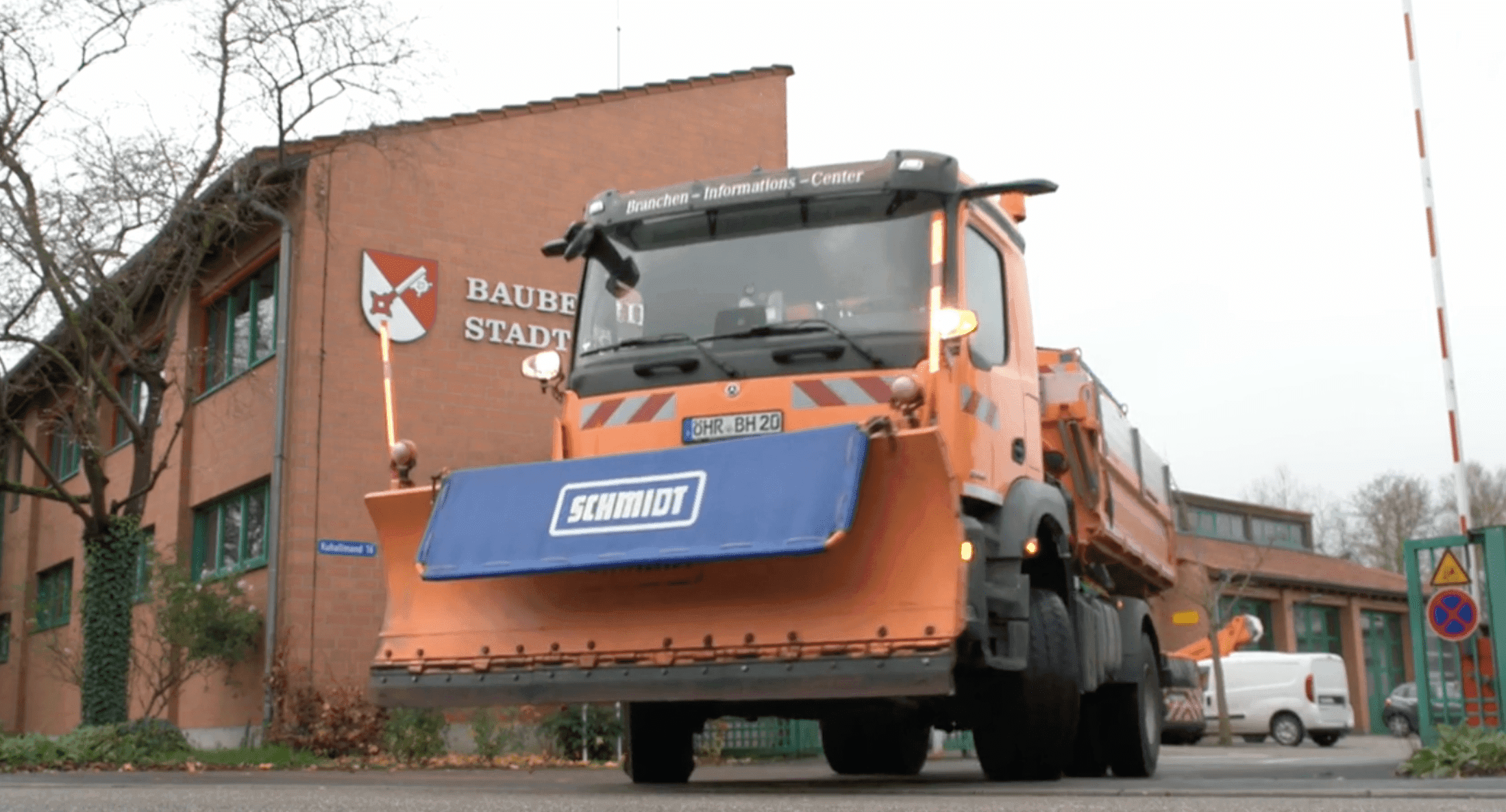 An orange Unimog gritter on the road, running a route planned in xRouten